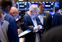 S&P 500 giảm 4 phiên liên tiếp vì cổ phiếu công nghệ bị bán la liệt, giá dầu tăng 1,5%