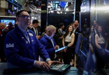 Chứng khoán Mỹ trượt khỏi kỷ lục sau báo cáo của loạt Big Tech, giá dầu tăng nhẹ