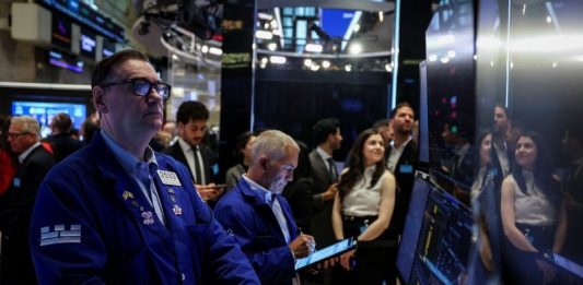 Chứng khoán Mỹ chững lại chờ tin Fed, giá dầu tiếp tục trượt dốc