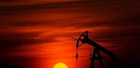 Giá xăng dầu hôm nay (3-3): Tăng vọt