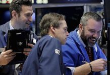 Chứng khoán Mỹ lập kỷ lục mới, giá dầu lao dốc 4% sau dự báo của OPEC