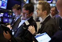 Chứng khoán Mỹ tăng điểm khi tòa án xem xét thuế quan, giá dầu giảm sâu hơn