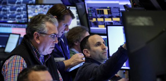 Chứng khoán Mỹ giảm mạnh trước thềm báo cáo việc làm, giá dầu giảm nhẹ sau tin Nga