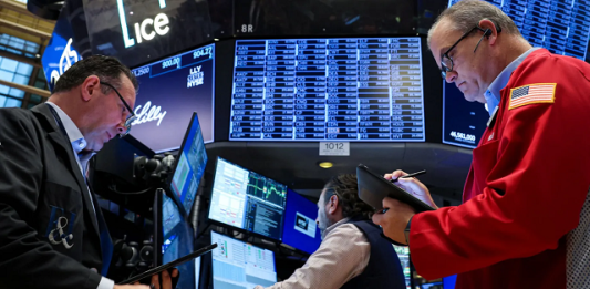 Thị trường Mỹ khởi sắc, dầu thô hạ nhiệt trước bài phát biểu của ông Trump