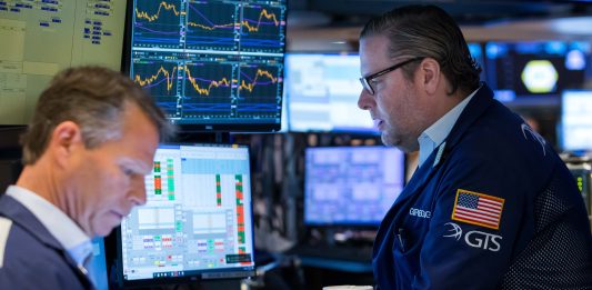 Chứng khoán Mỹ lấy lại đà tăng giữa bối cảnh dầu tăng mạnh vì gián đoạn eo Hormuz