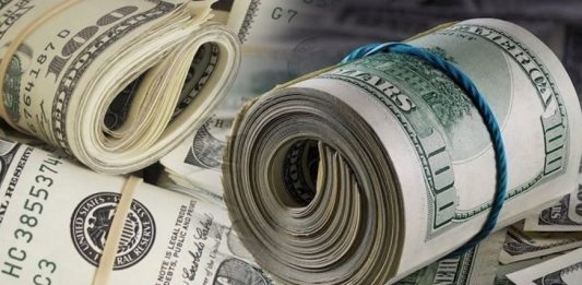 Đồng USD tăng giá gây áp lực lên thị trường hàng hóa: Vàng và dầu đối mặt sức ép mới